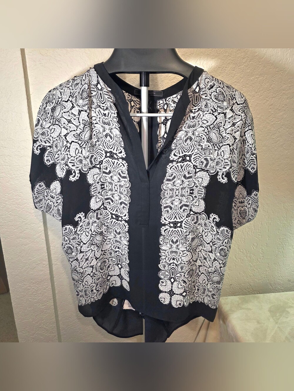 BCBGMAXAZRIA Women's Black & White Lace-Print V-Neck Women's Top